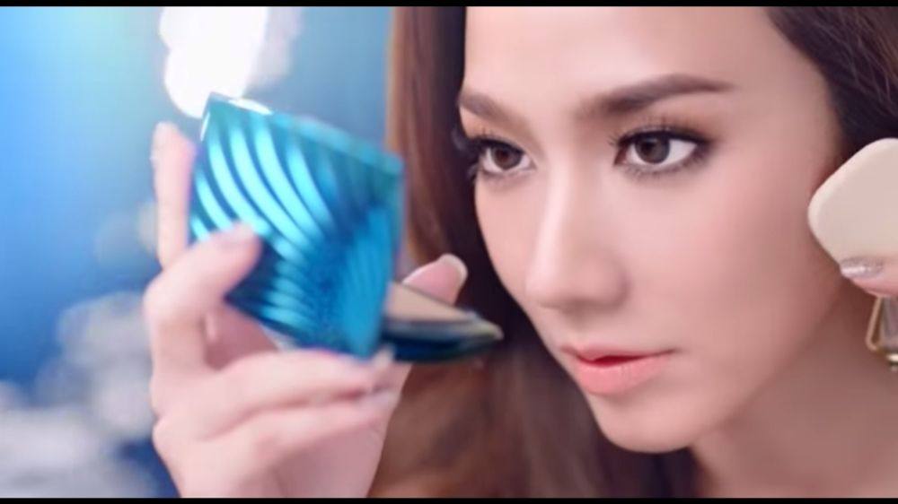 มาแล้ว !! Aum Patchrapa Mistine Blue Locked Lifting Powder ความสวยที่สบัดยังไงก็ไม่หลุด
