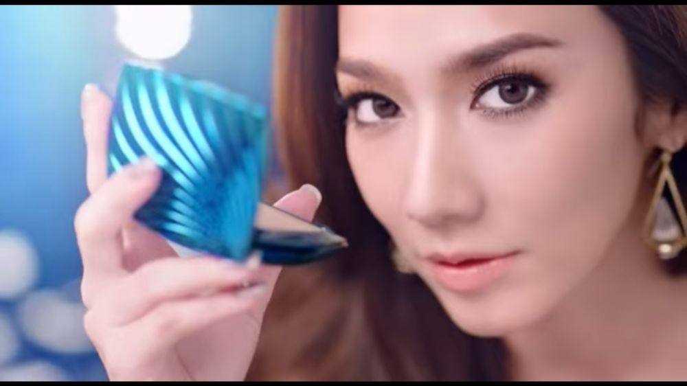 มาแล้ว !! Aum Patchrapa Mistine Blue Locked Lifting Powder ความสวยที่สบัดยังไงก็ไม่หลุด