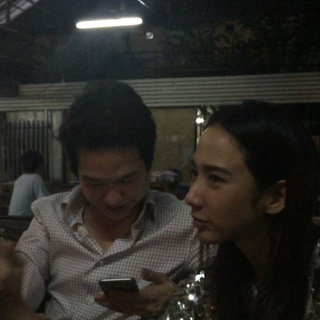 อั้ม แอมป์ จับมือหวาน นั่งกินข้าวร้านเพิง ฟังเพลงเพื่อชีวิต ใช้ชีวิตติดดิน!! สวยไม่ถือตัวรักมากมาย