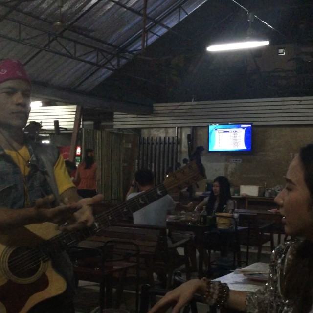 อั้ม แอมป์ จับมือหวาน นั่งกินข้าวร้านเพิง ฟังเพลงเพื่อชีวิต ใช้ชีวิตติดดิน!! สวยไม่ถือตัวรักมากมาย