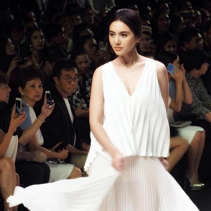 "ใหม่ ดาวิกา" สวยสง่าเลอค่าในงาน Downy และ งาน Elle Fashion Week 2015