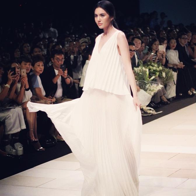 "ใหม่ ดาวิกา" สวยสง่าเลอค่าในงาน Downy และ งาน Elle Fashion Week 2015