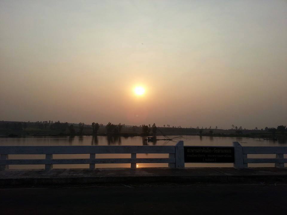 พระอาทิตตก ณ สะพานมิตรภาพ กาฬสินธุ์และอุดรธานี