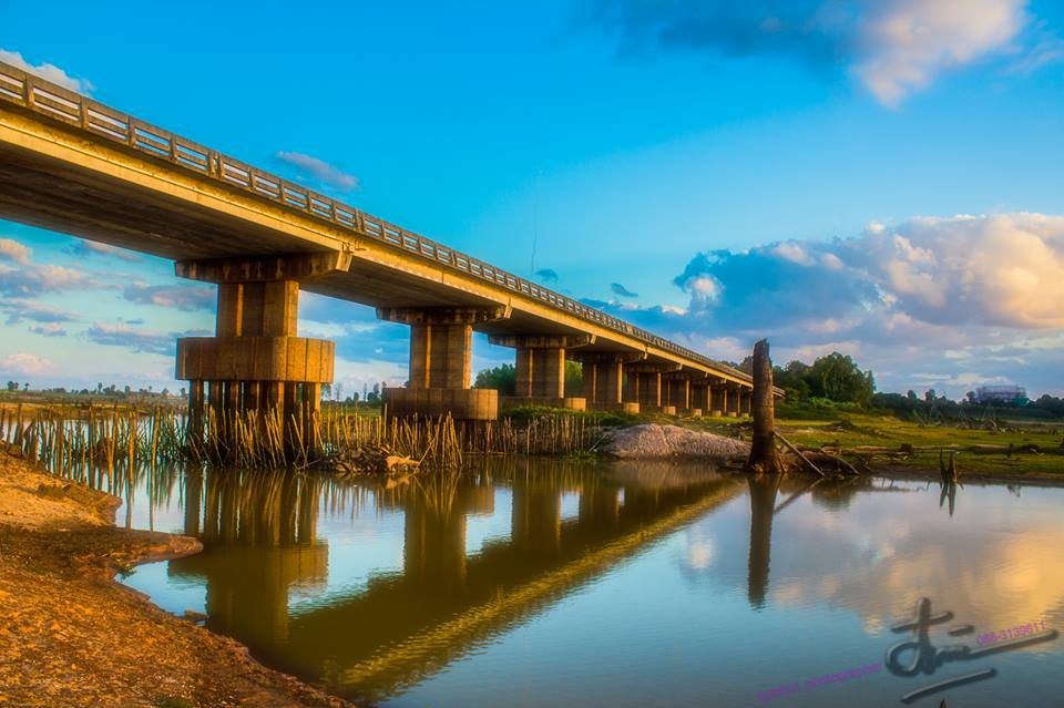 สะพานข้ามลำน้ำปาว จุดเชื่อมต่อระหว่าง จ. กาฬสินธุ์ และ จ.อุดรธานี ในภาพเป็นช่วงน้ำน้อย ช่วงน่าแล้ง