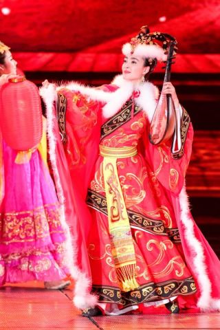ฉินหลาน / หวังลี่คุน / ถงลี่หยา / หม่าซู กับการแสดงชุด《国色天香》Guo Se Tian Xiang 2015