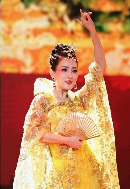 ฉินหลาน / หวังลี่คุน / ถงลี่หยา / หม่าซู กับการแสดงชุด《国色天香》Guo Se Tian Xiang 2015