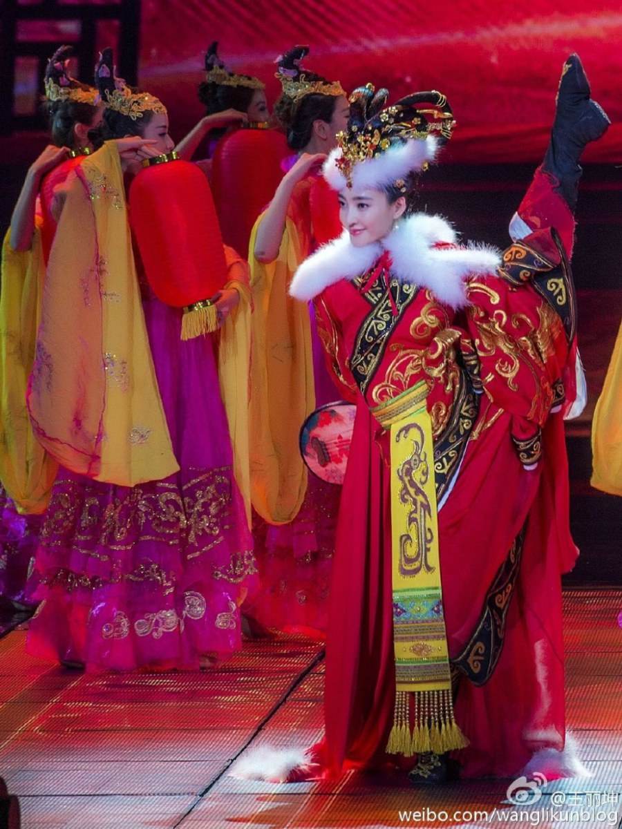 ฉินหลาน / หวังลี่คุน / ถงลี่หยา / หม่าซู กับการแสดงชุด《国色天香》Guo Se Tian Xiang 2015
