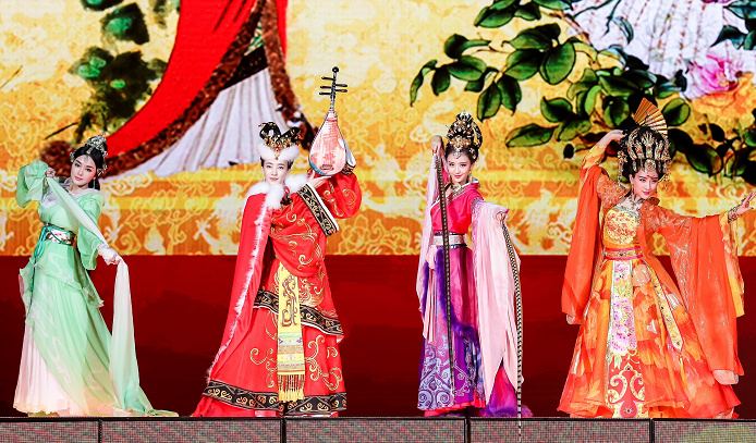 ฉินหลาน / หวังลี่คุน / ถงลี่หยา / หม่าซู กับการแสดงชุด《国色天香》Guo Se Tian Xiang 2015