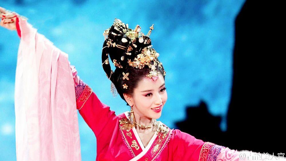ฉินหลาน / หวังลี่คุน / ถงลี่หยา / หม่าซู กับการแสดงชุด《国色天香》Guo Se Tian Xiang 2015