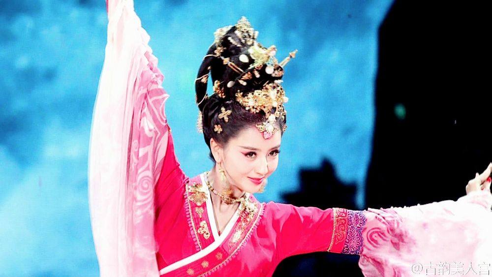 ฉินหลาน / หวังลี่คุน / ถงลี่หยา / หม่าซู กับการแสดงชุด《国色天香》Guo Se Tian Xiang 2015