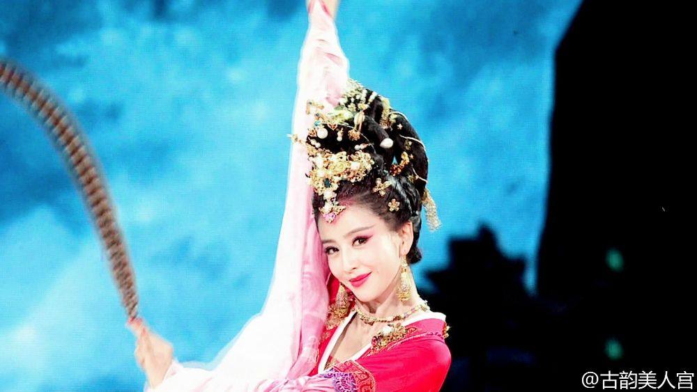 ฉินหลาน / หวังลี่คุน / ถงลี่หยา / หม่าซู กับการแสดงชุด《国色天香》Guo Se Tian Xiang 2015