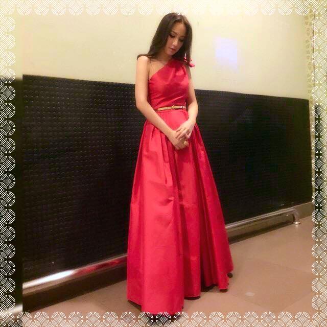 ซุปตาร์ "อั้ม พัชราภา" ในชุดเเดงเเรงสง่า ร่วมเปิดงาน "Best of OTOP Festival 2015"