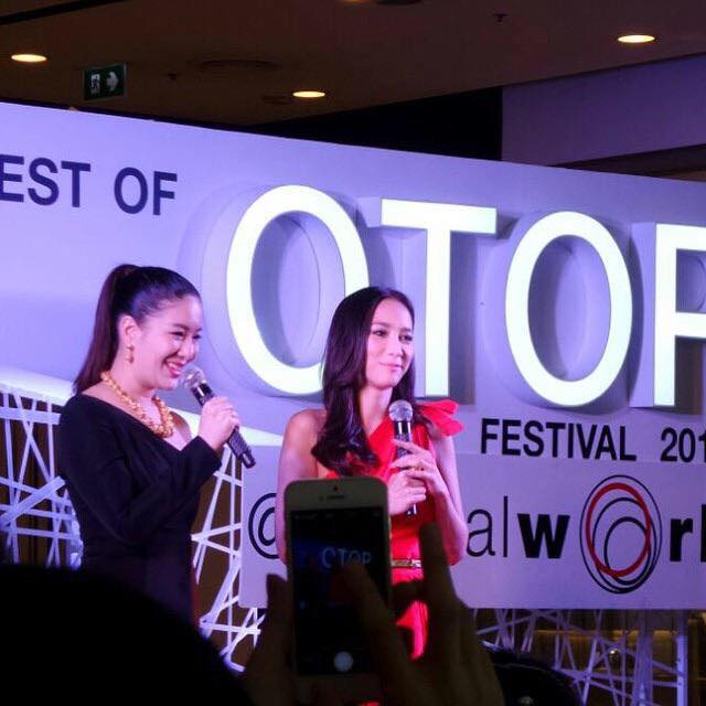 ซุปตาร์ "อั้ม พัชราภา" ในชุดเเดงเเรงสง่า ร่วมเปิดงาน "Best of OTOP Festival 2015"