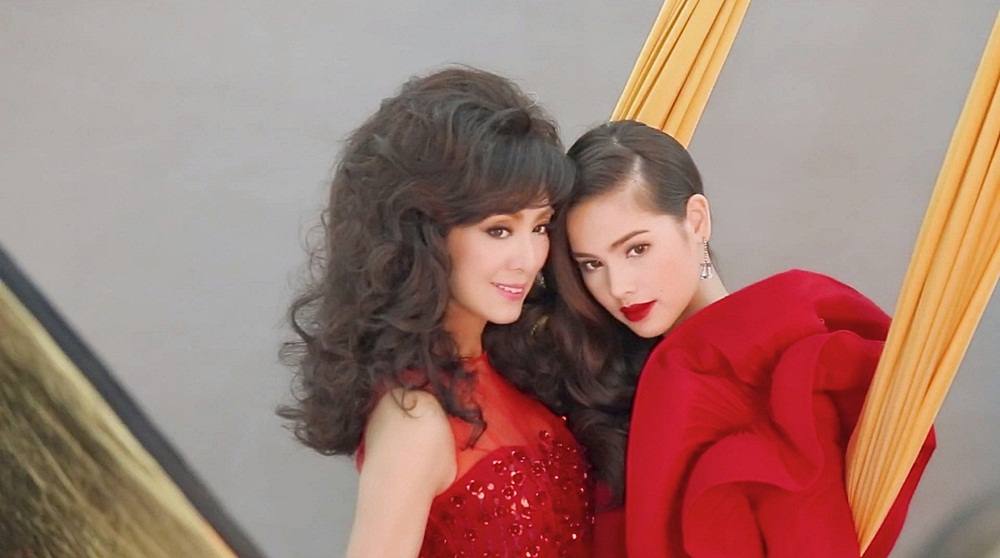 ''ญาญ่า'' ประกบ ''หมีเซียะ'' ตำนานอึ้งย้งแห่งเอเชีย ในโฆษณาตัวใหม่
