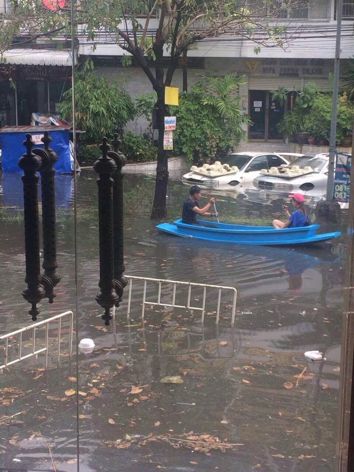 ฝนถล่มกรุงวันที่24มีนาคม2558