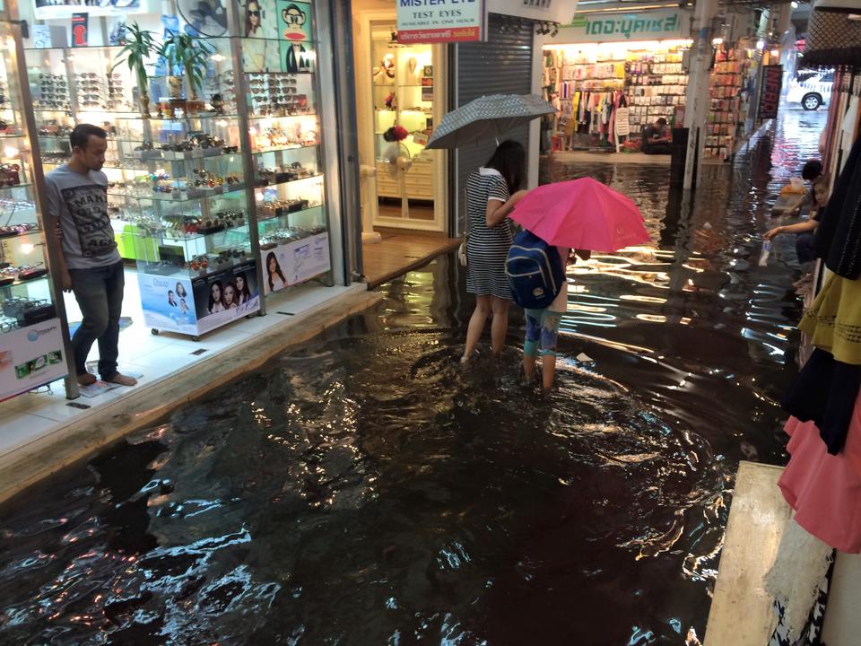 ฝนถล่มกรุงวันที่24มีนาคม2558