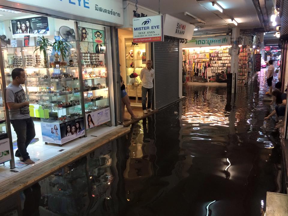 ฝนถล่มกรุงวันที่24มีนาคม2558
