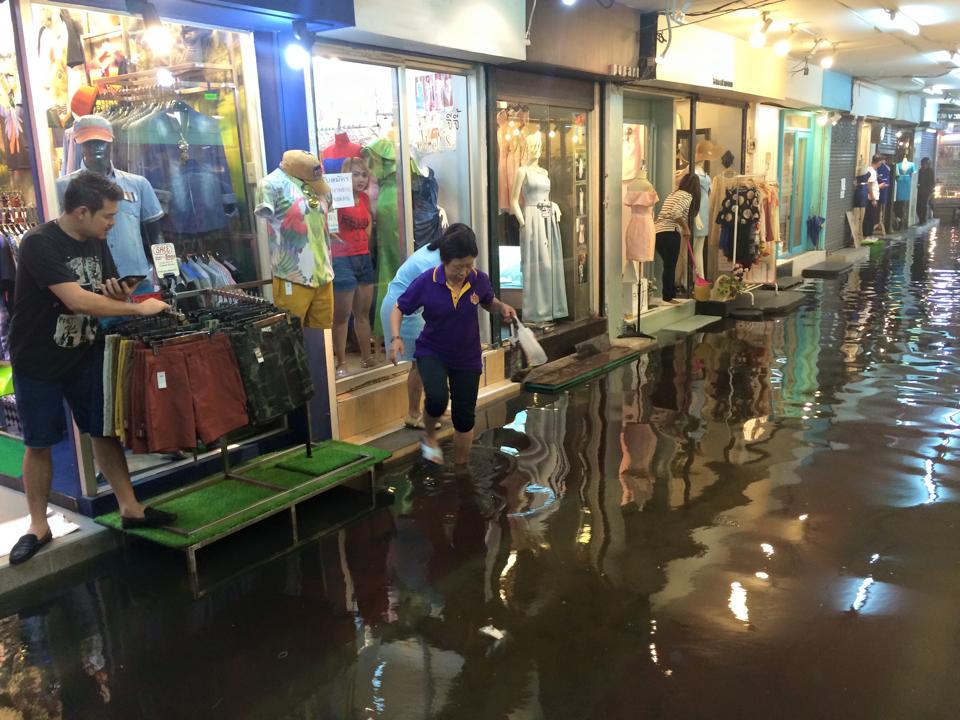 ฝนถล่มกรุงวันที่24มีนาคม2558