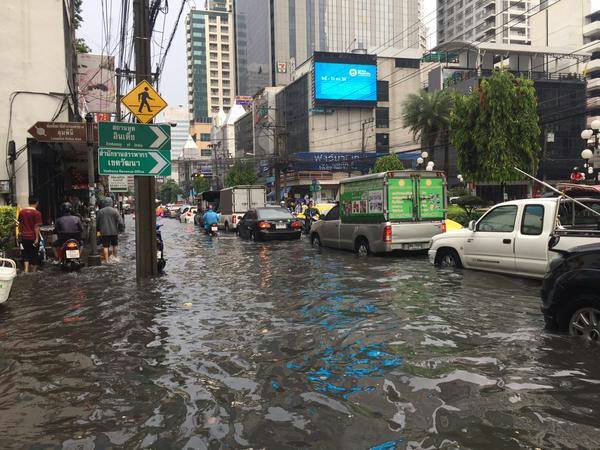 ฝนถล่มกรุงวันที่24มีนาคม2558