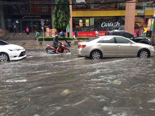 ฝนถล่มกรุงวันที่24มีนาคม2558