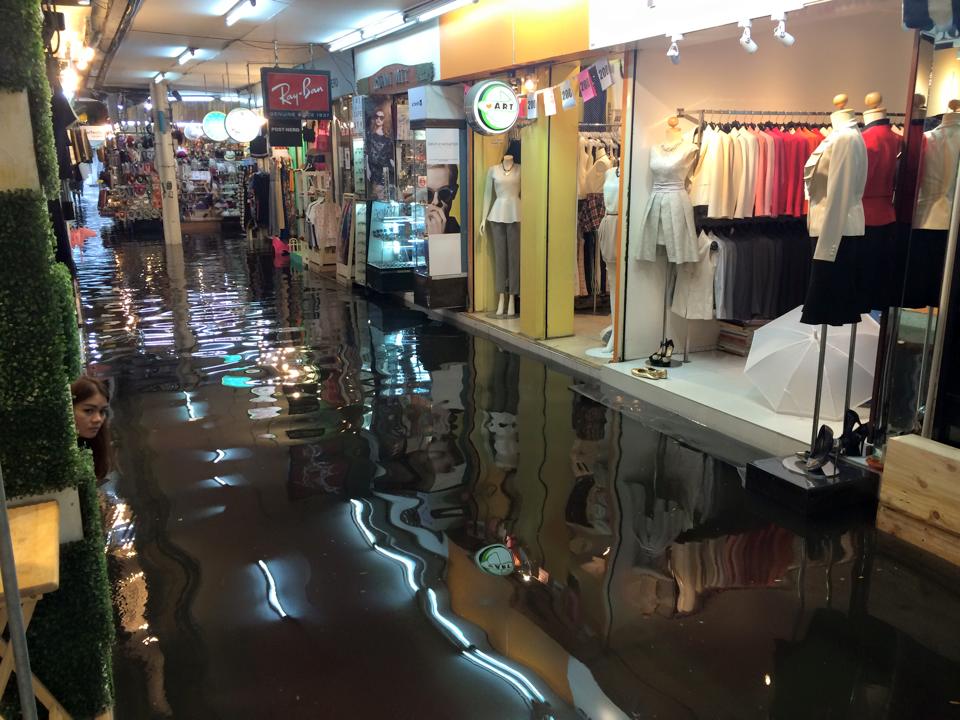 ฝนถล่มกรุงวันที่24มีนาคม2558