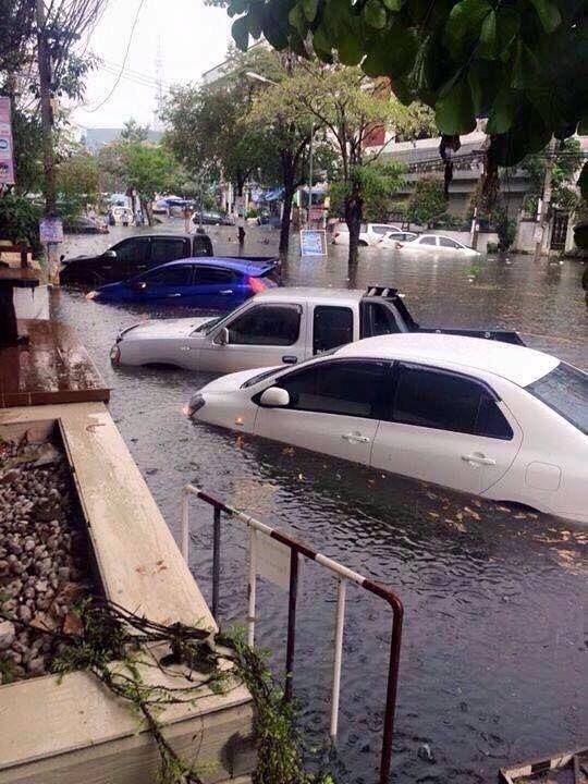 ฝนถล่มกรุงวันที่24มีนาคม2558