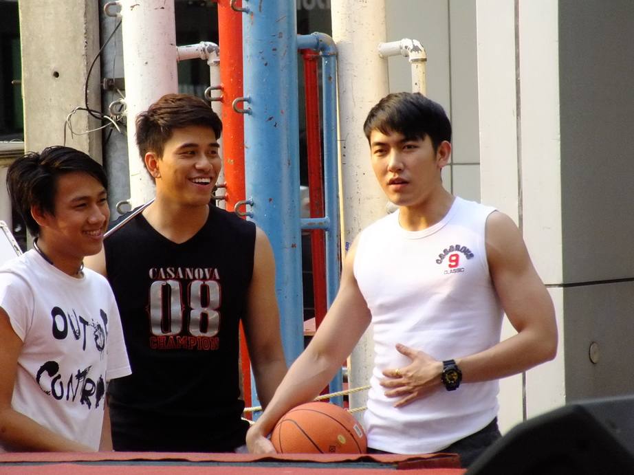 งานสนามกีฬาข้าง mbk 27-03-58 สุดท้ายแล้วนะไปเที่ยวกัน