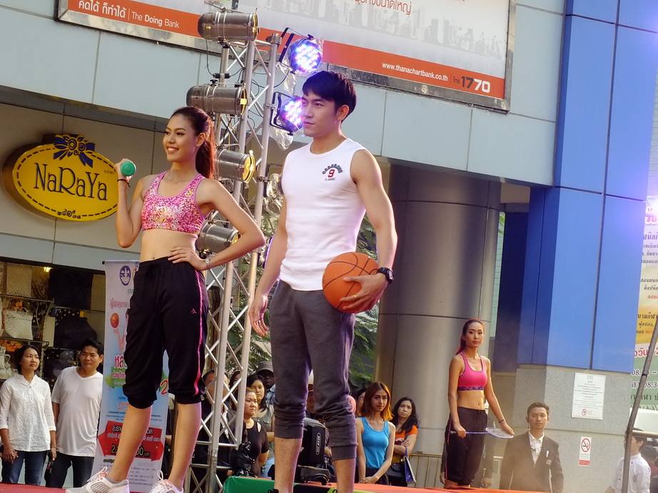 งานสนามกีฬาข้าง mbk 27-03-58 สุดท้ายแล้วนะไปเที่ยวกัน