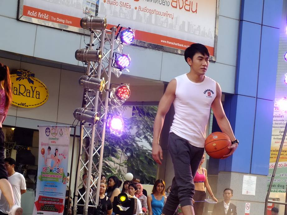 งานสนามกีฬาข้าง mbk 27-03-58 สุดท้ายแล้วนะไปเที่ยวกัน