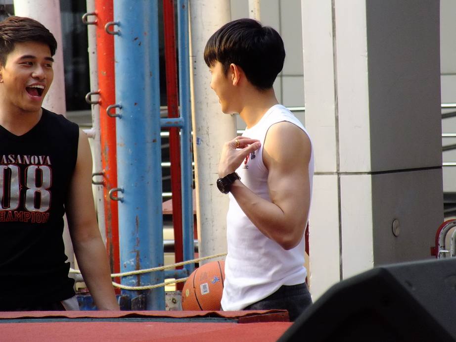 งานสนามกีฬาข้าง mbk 27-03-58 สุดท้ายแล้วนะไปเที่ยวกัน