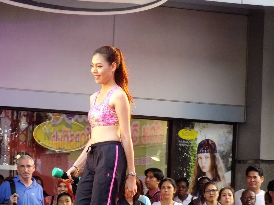 งานสนามกีฬาข้าง mbk 27-03-58 สุดท้ายแล้วนะไปเที่ยวกัน