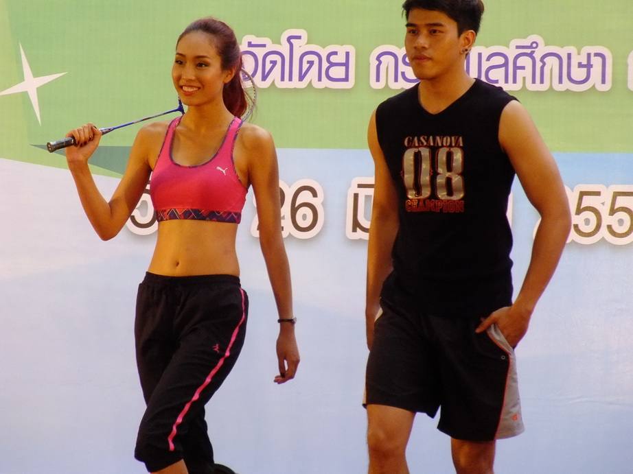 งานสนามกีฬาข้าง mbk 27-03-58 สุดท้ายแล้วนะไปเที่ยวกัน