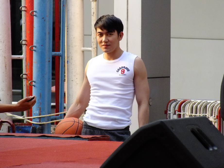 งานสนามกีฬาข้าง mbk 27-03-58 สุดท้ายแล้วนะไปเที่ยวกัน