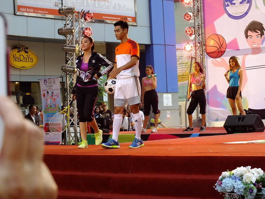 งานสนามกีฬาข้าง mbk 27-03-58 สุดท้ายแล้วนะไปเที่ยวกัน