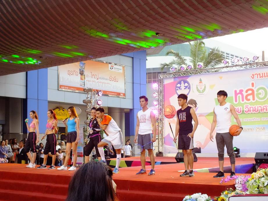 งานสนามกีฬาข้าง mbk 27-03-58 สุดท้ายแล้วนะไปเที่ยวกัน