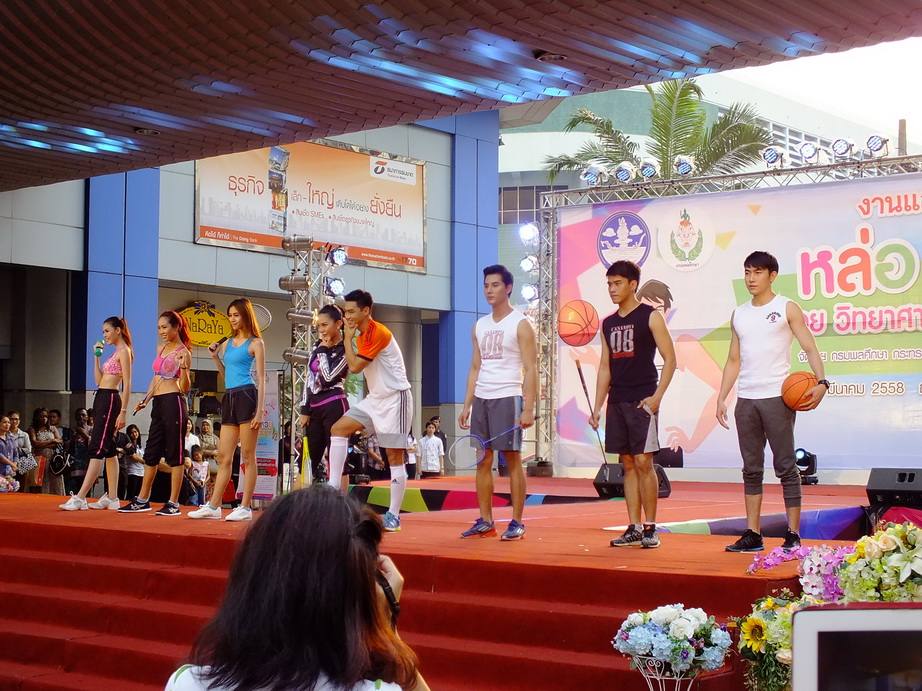 งานสนามกีฬาข้าง mbk 27-03-58 สุดท้ายแล้วนะไปเที่ยวกัน