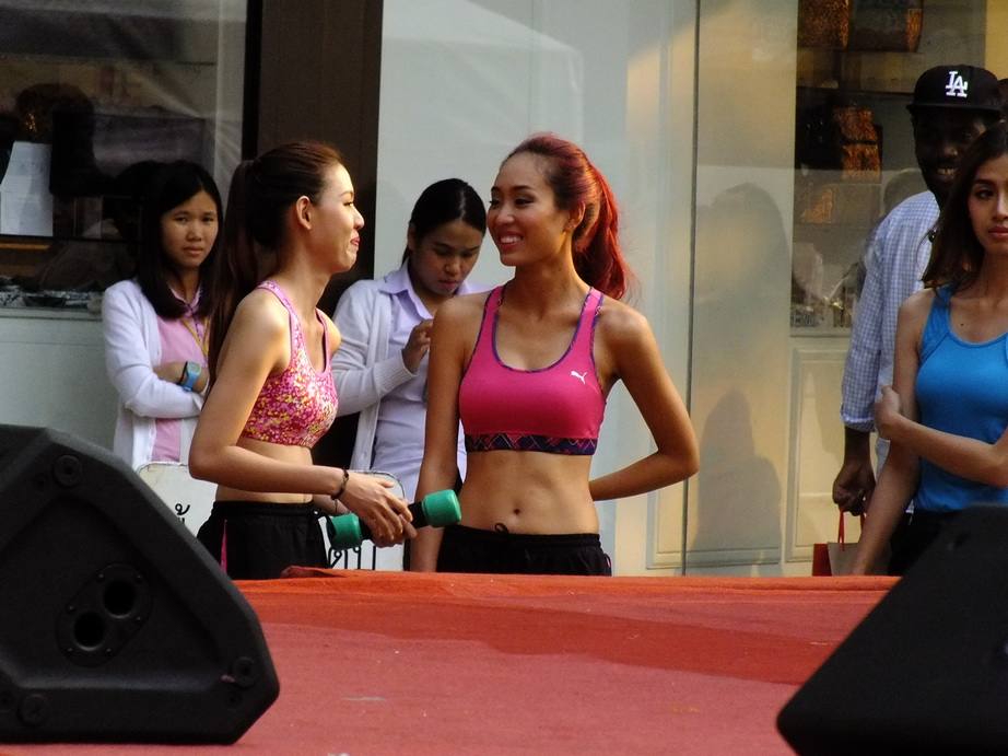 งานสนามกีฬาข้าง mbk 27-03-58 สุดท้ายแล้วนะไปเที่ยวกัน