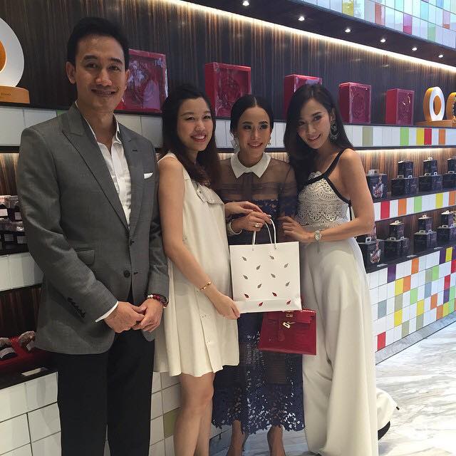 ร้านเเทบเเตก! เมื่อมีซุปตาร์เมืองไทยมาเยือน "อั้ม พัชราภา" @EmQuartier Grand Opening