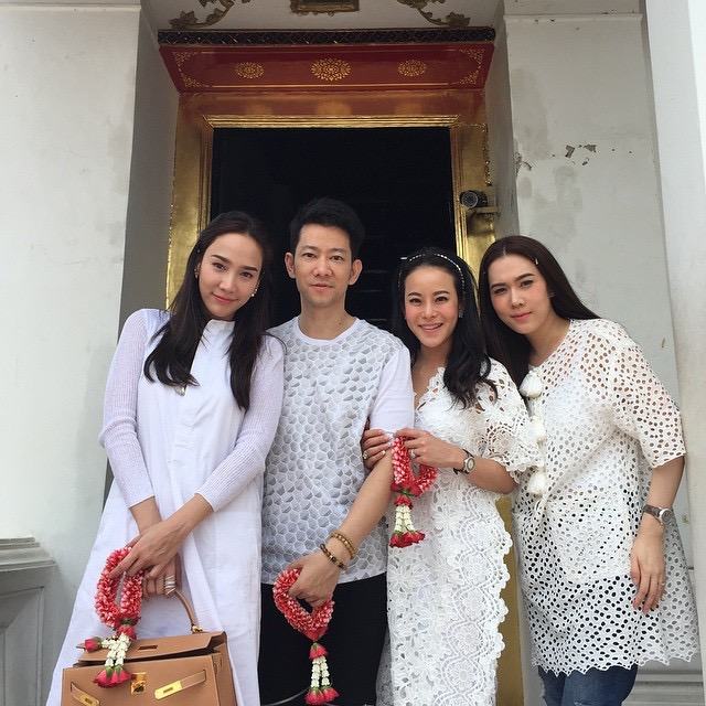 ทำบุญ 9 วัด จ.อยุธยา กับ "อั้ม พัชราภา" สวยใสเรียบร้อยอิ่มบุญกันถ้วนหน้า!!