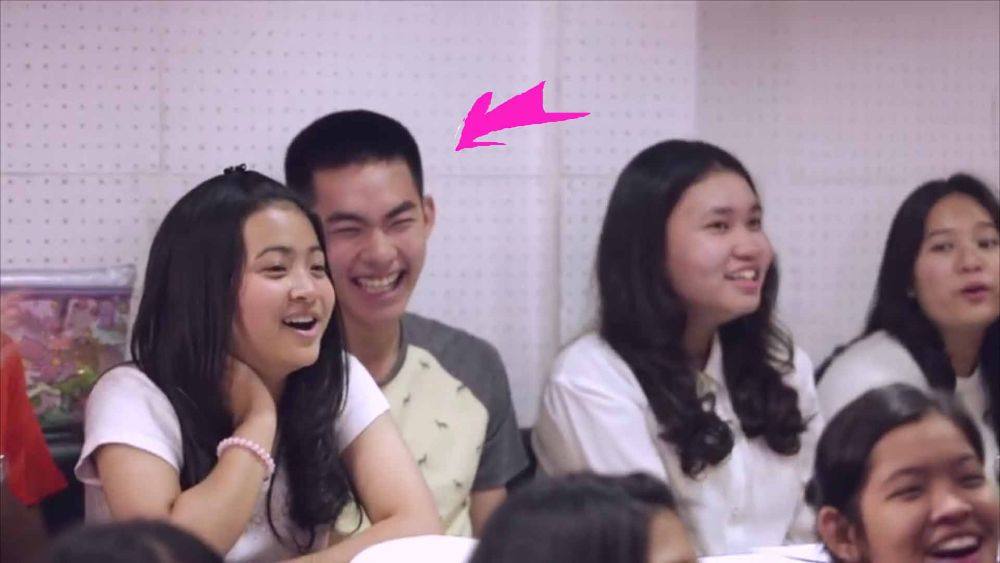 สายตาหยุดอยู่ที่คนนี้(ในMV ABC ชักกระตุก)เขาเป็นใผน๊อท่านผู้ชม...........??? ข ข ข