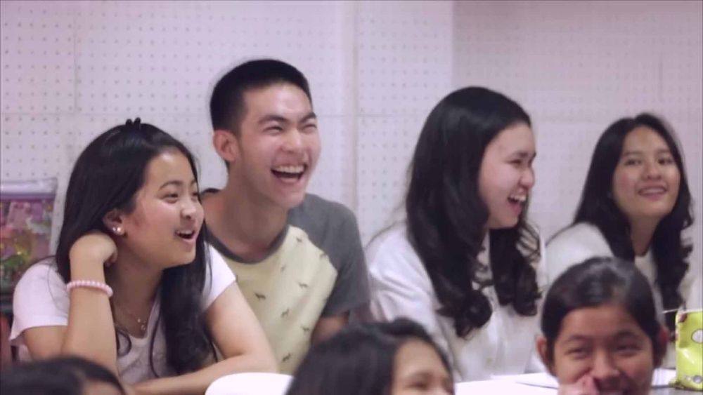 สายตาหยุดอยู่ที่คนนี้(ในMV ABC ชักกระตุก)เขาเป็นใผน๊อท่านผู้ชม...........??? ข ข ข