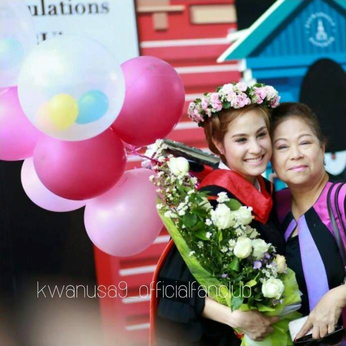 มหาบัณฑิตป้ายแดง