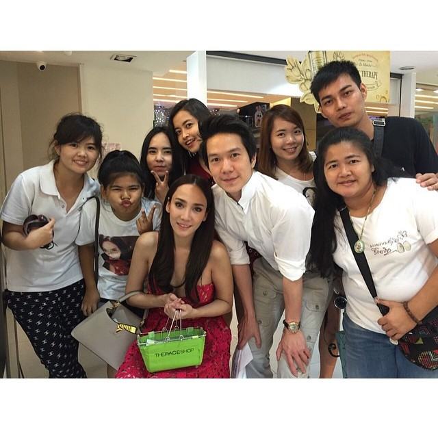 ซุปตาร์สาว "อั้ม" สวีดควงคู่หวานใจไฮโซ "เเอมป์" เปิดบูธในงาน Ab Fab Market พร้อมเหล่าคนบันเทิงมากมาย!!