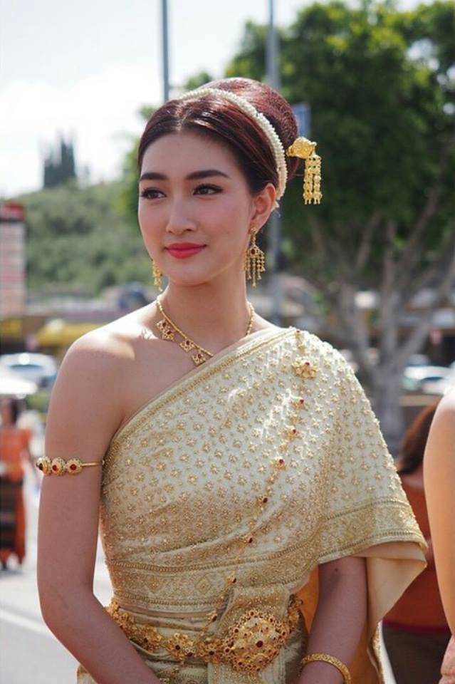 แพนเค้ก-เขมนิจ ใส่ชุดไทยสวยงาม