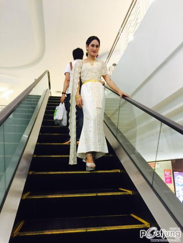กะเทยรักชาติ ใส่ชุดไทยไปดูหนังพระนเรศวร