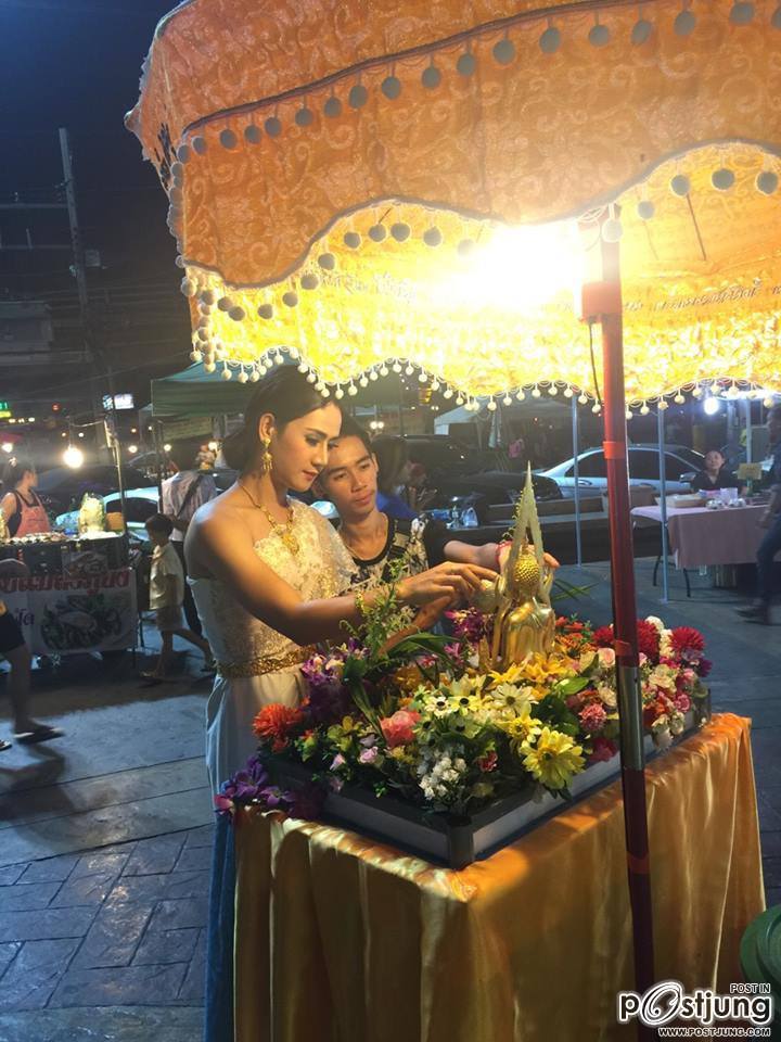 กะเทยรักชาติ ใส่ชุดไทยไปดูหนังพระนเรศวร
