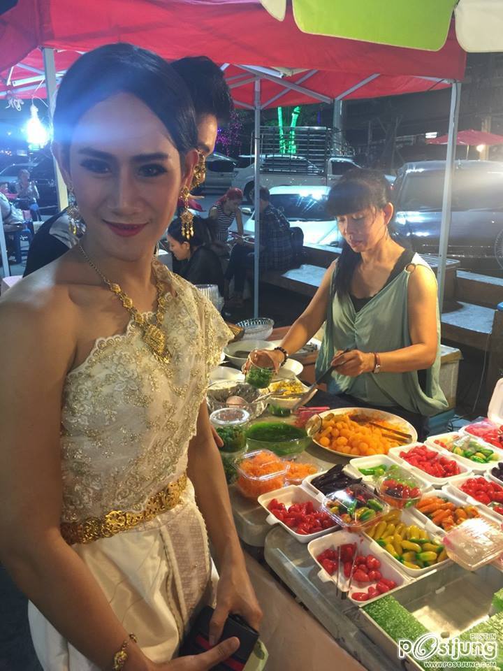 กะเทยรักชาติ ใส่ชุดไทยไปดูหนังพระนเรศวร