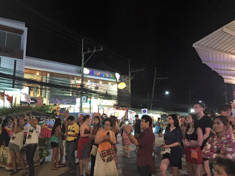 นักท่องเที่ยวไทย-ต่างชาติ แห่ร่วมเทศกาลสงกรานต์ พร้อมสนุกกับปาร์ตี้สุดมันส์ ที่เซ็นทรัลเฟสติวัล สมุย