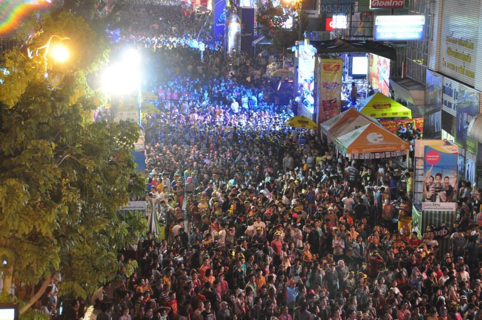 คนแน่นเอี๊ยดดด !!! สงกรานต์ถนนข้าวเหนียว จ.ขอนแก่น คืนวันที่ 14 เมษายน 2558