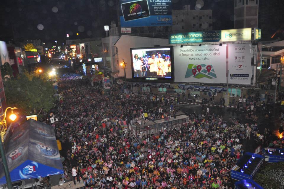คนแน่นเอี๊ยดดด !!! สงกรานต์ถนนข้าวเหนียว จ.ขอนแก่น คืนวันที่ 14 เมษายน 2558